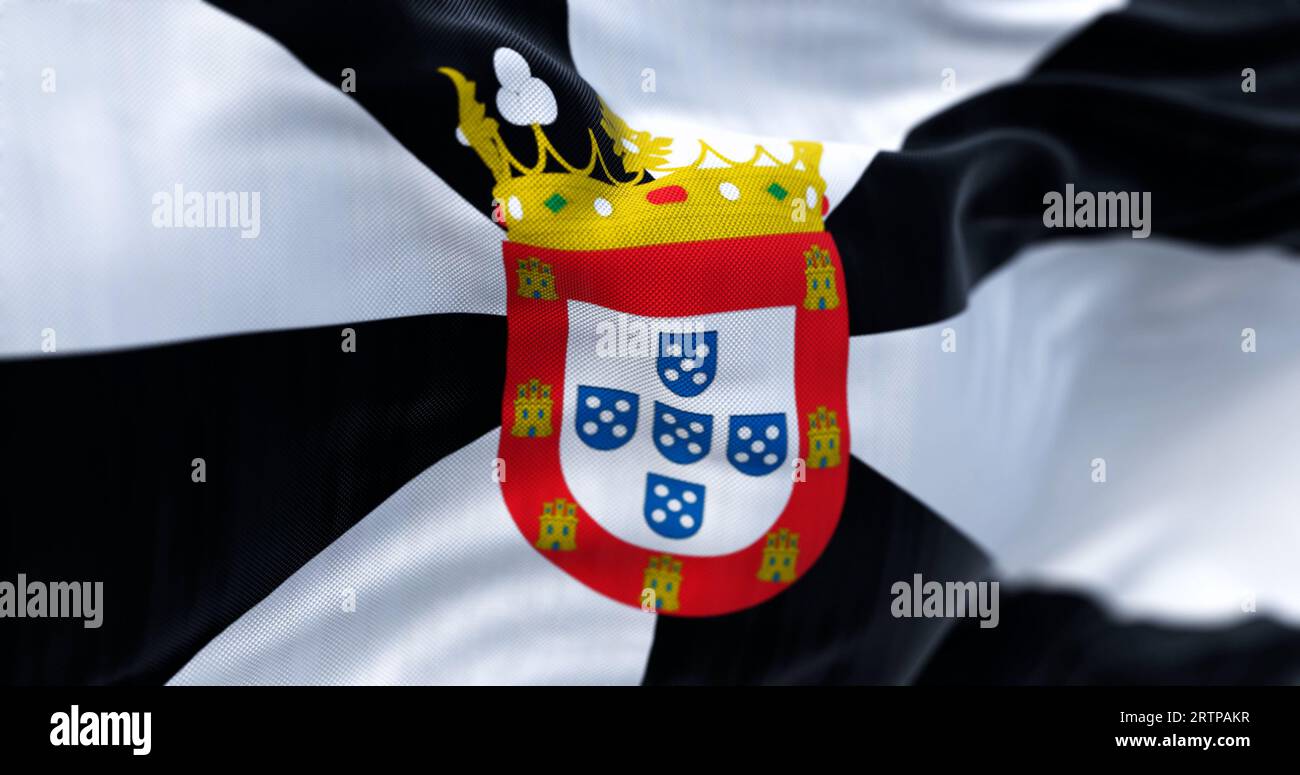 La bandiera di Ceuta sventolava in una giornata limpida. Città autonoma spagnola. Ginnastica bianca e nera con borchia centrale che mostra lo stemma municipale. 3d i Foto Stock