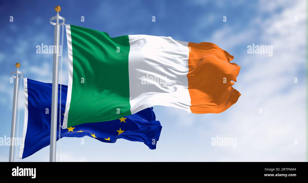 Le bandiere dell'Irlanda e dell'Unione europea tremano insieme in una giornata limpida. L'Irlanda è diventata membro dell'Unione europea il 1973. illustrazione 3d Foto Stock
