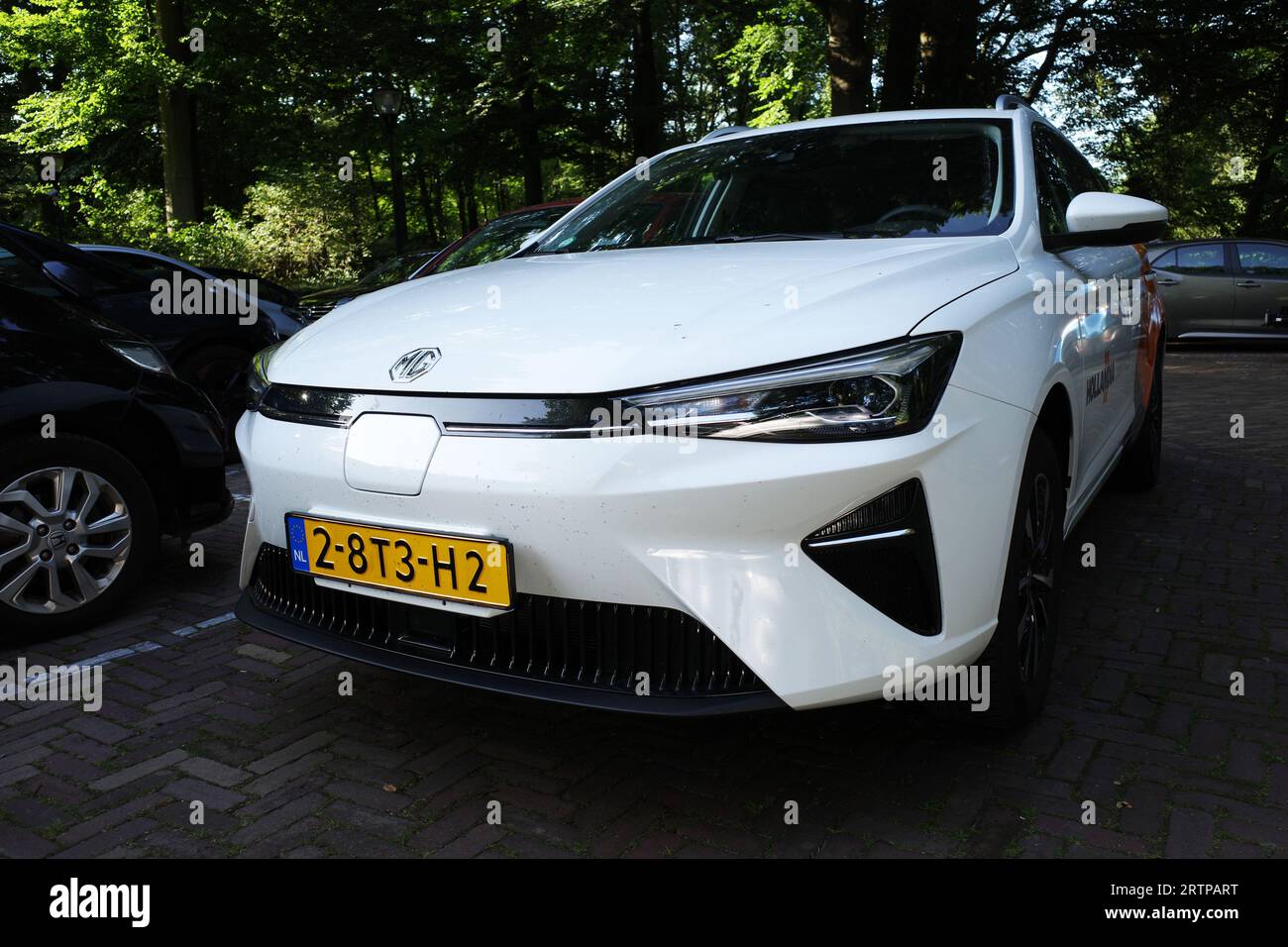 Ellecom, Paesi Bassi - 22 agosto 2023 Un MG5 bianco parcheggiato elettrico Foto Stock