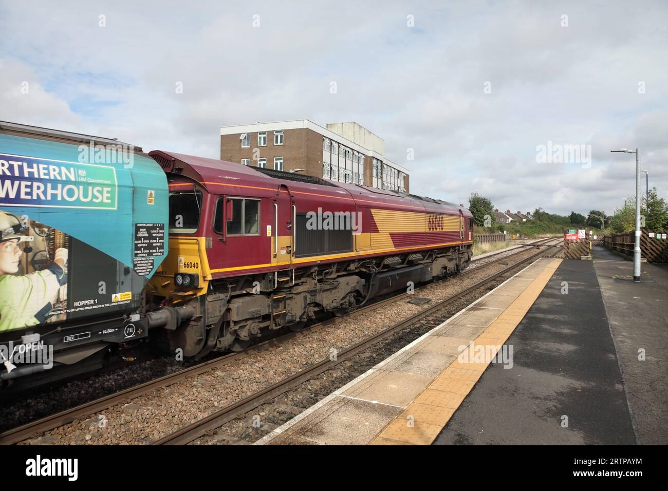 DBS Classe 66 loco 66040 trasporta la centrale 4R51 1250 Drax fino al servizio di biomassa di Immingham attraverso Scunthorpe il 14/9/23. Foto Stock