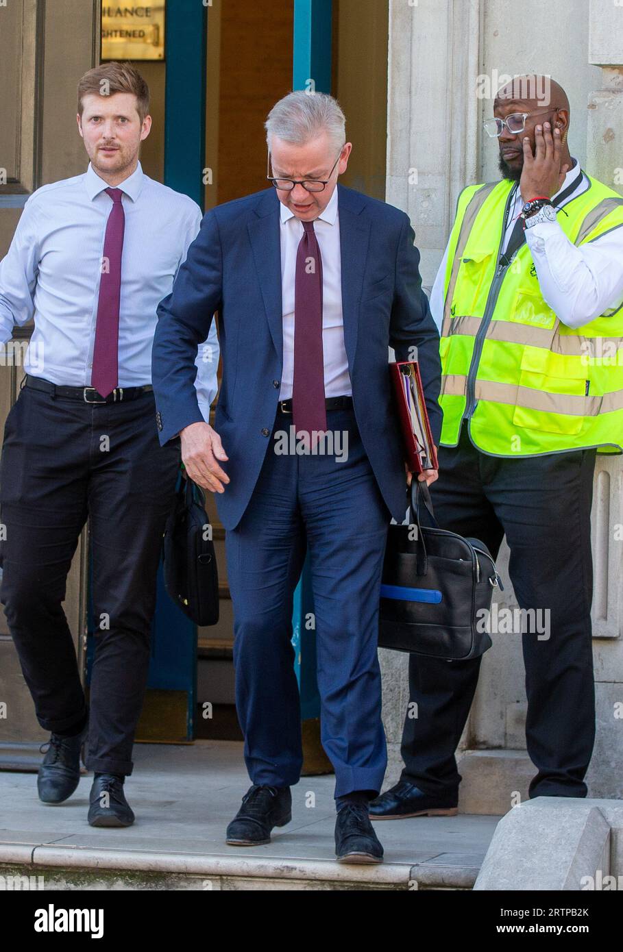 Londra, Regno Unito. 14 settembre 2023. Il Segretario di Stato per il livellamento, gli alloggi e le comunità e il Ministro per le relazioni intergovernative Michael Gove è visto fuori dall'Ufficio del Gabinetto. Credito: Tayfun salci / Alamy Live News Foto Stock