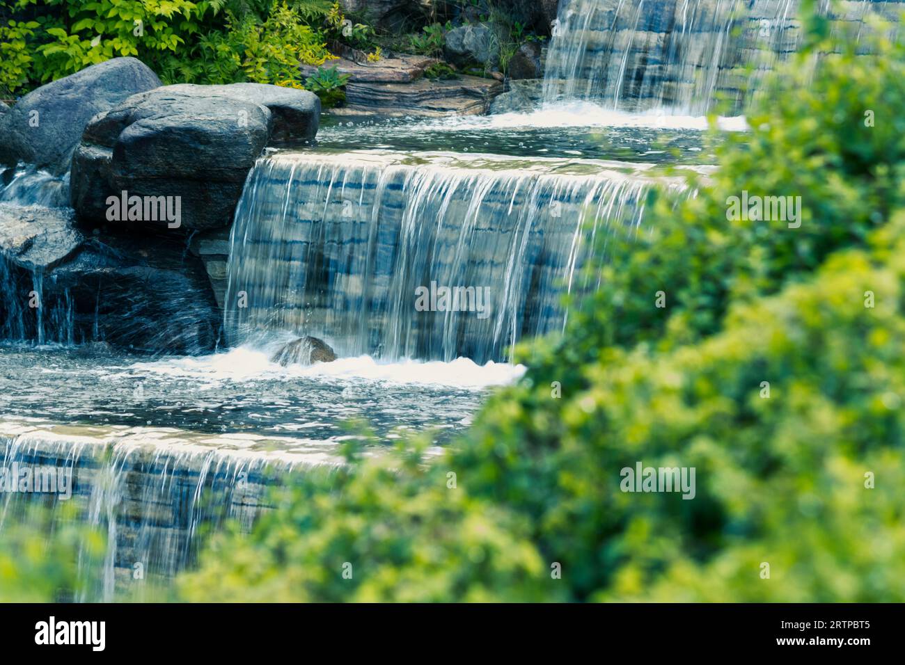 Una cascata è congelata nel tempo, scende e si raggruppa, spruzza e gorgoglia Foto Stock