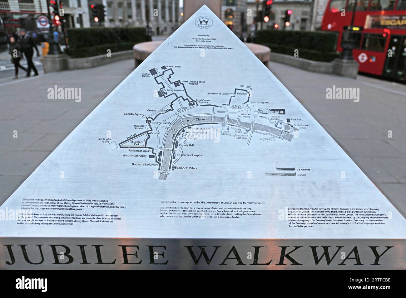 Londra, Regno Unito - 23 novembre 2013: Silver Pyramid con la mappa incisa del Jubilee Walkway di fronte al Royal Exchange a Bank Junction nella capitale Foto Stock