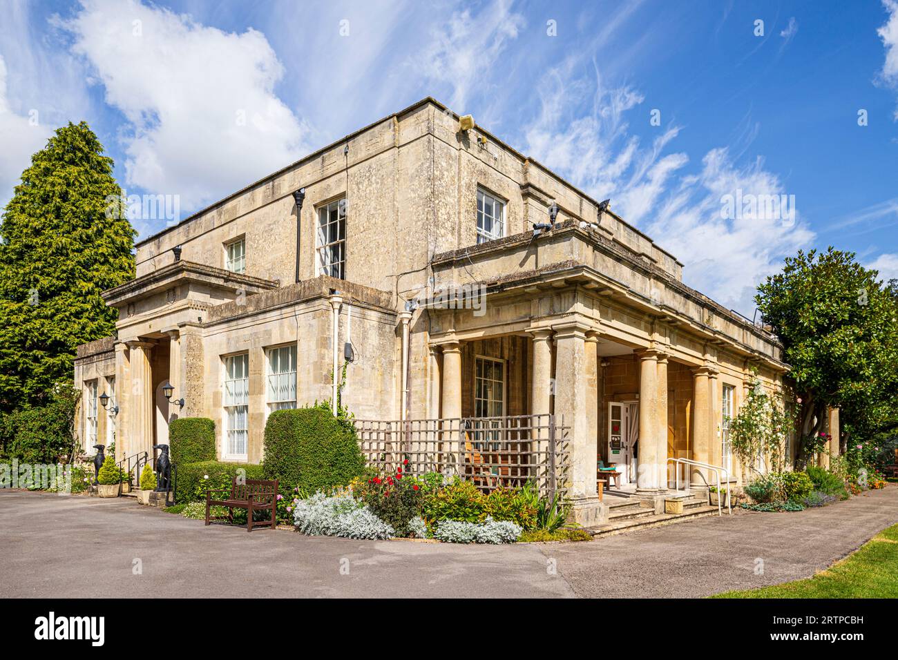 Watermoor House costruita in pietra calcarea di frassino nel 1827 (ora una casa di cura) nella città di Cirencester, Gloucestershire, Inghilterra, Regno Unito Foto Stock