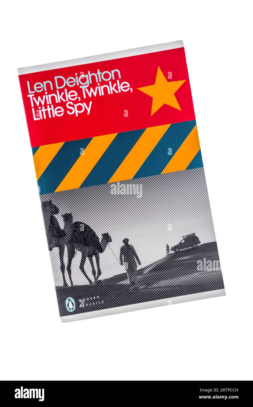 Un'edizione cartacea di Penguin Modern Classics di Twinkle, Twinkle, Little Spy di Len Deighton. Pubblicato per la prima volta nel 1976. Foto Stock