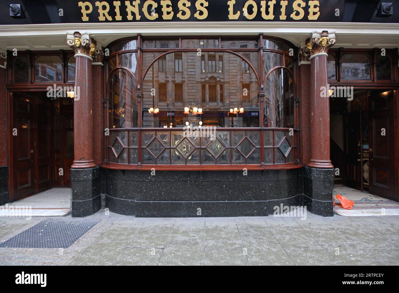 Londra, Regno Unito - 28 gennaio 2013: Storico Princess Louise Pub in High Holborn Street nel centro di Capital City. Foto Stock