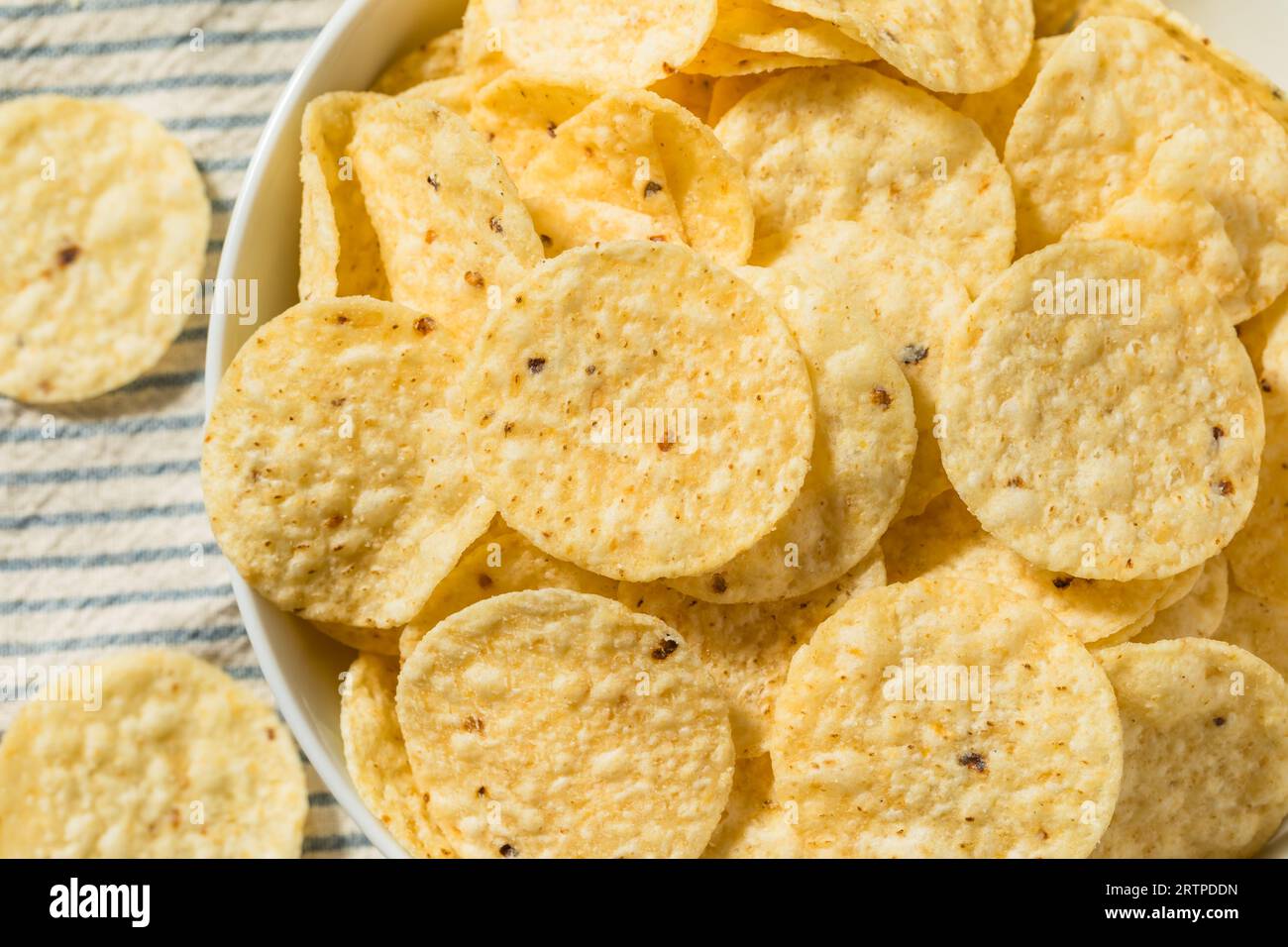 Patatine di tortilla rotonde messicane in una ciotola Foto Stock