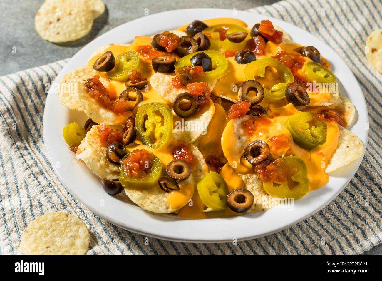Nachos messicani di base fatti in casa con Jalapeno di formaggio e olive Foto Stock