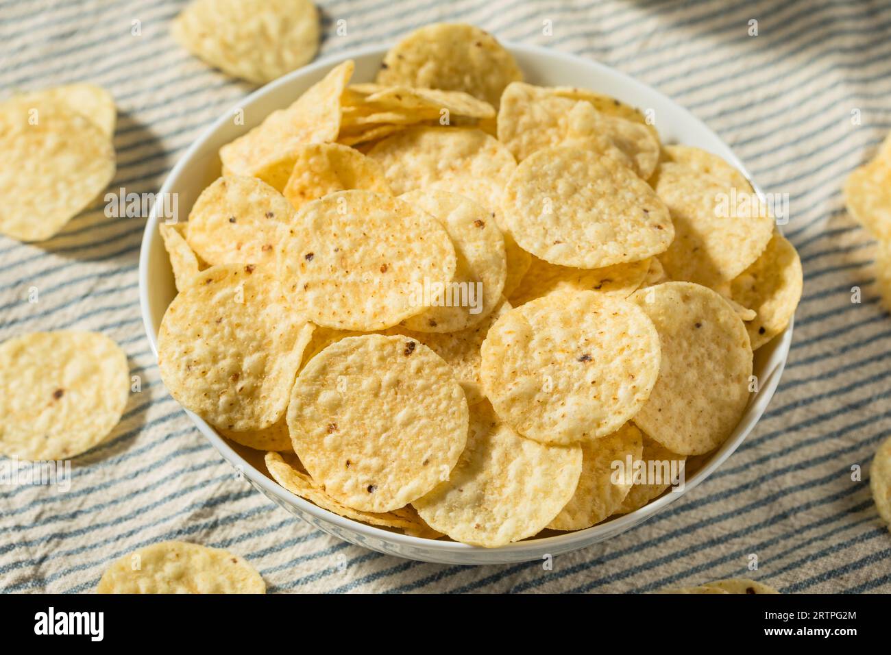 Patatine di tortilla rotonde messicane in una ciotola Foto Stock