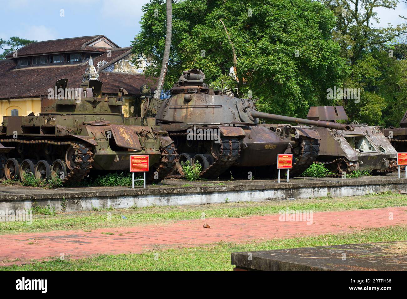 HUE, VIETNAM - 8 GENNAIO 2016: Veicoli corazzati americani del periodo della guerra del Vietnam presso il museo cittadino di Hue Foto Stock