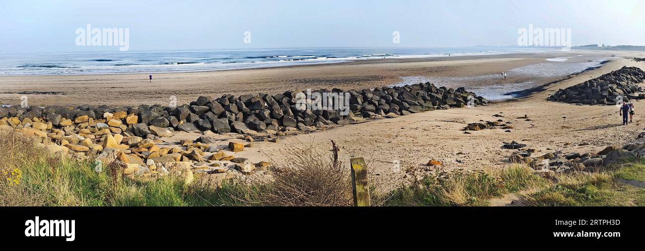 Immagine panoramica della spiaggia nel resort di villeggiatura Sandy Bay Northumberland, a nord dell'Inghilterra. Mostra la scala della sabbia Foto Stock