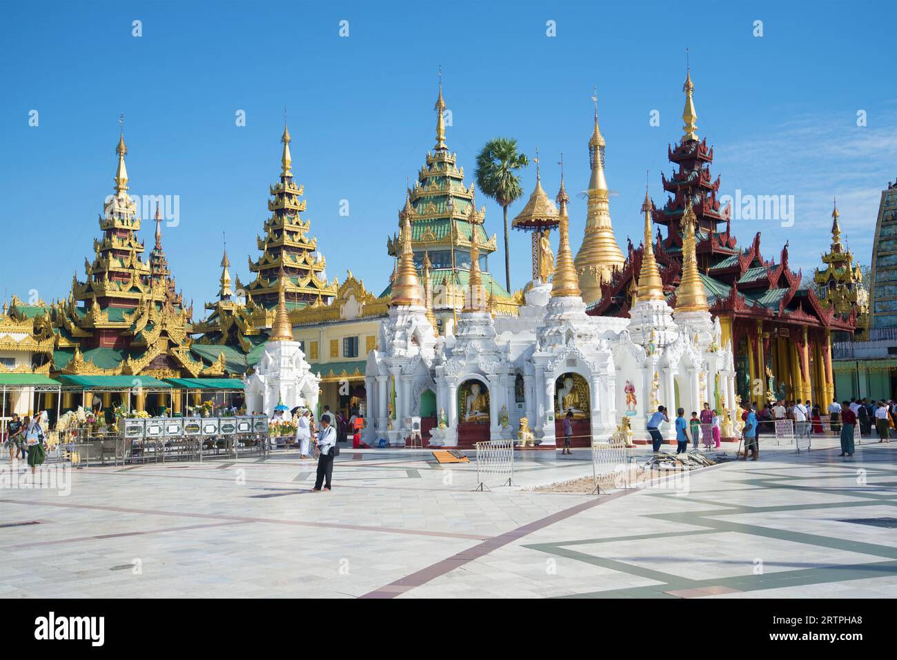 YANGON, MYANMAR - 17 DICEMBRE 2016: Giornata di sole sul territorio della pagoda Shwedagon Foto Stock