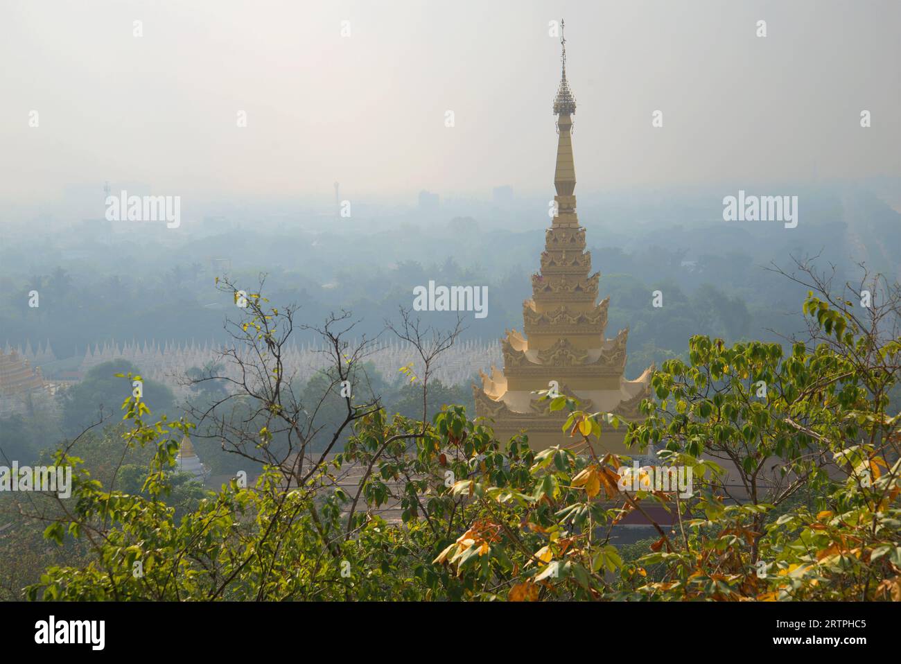 Nebbia mattutina sulla città di Mandalay. Vista dalla Collina Sacra. Birmania Foto Stock