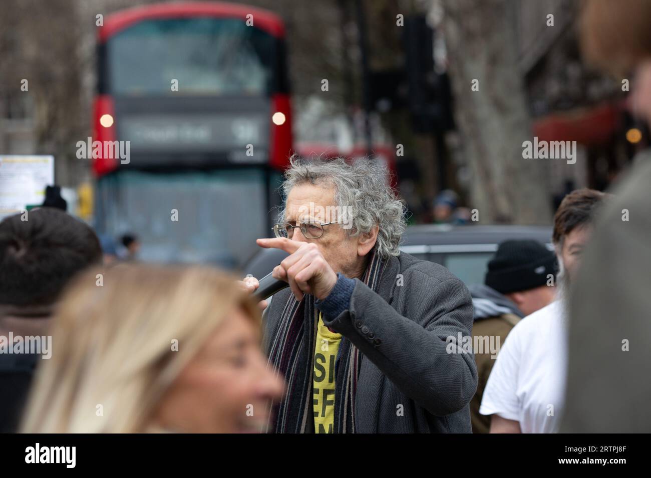 Piers Corbyn, fratello dell'ex leader del Partito Laburista Jeremy Corbyn, si rivolge alla folla durante una protesta contro l'espansione della ULEZ a Londra. Foto Stock