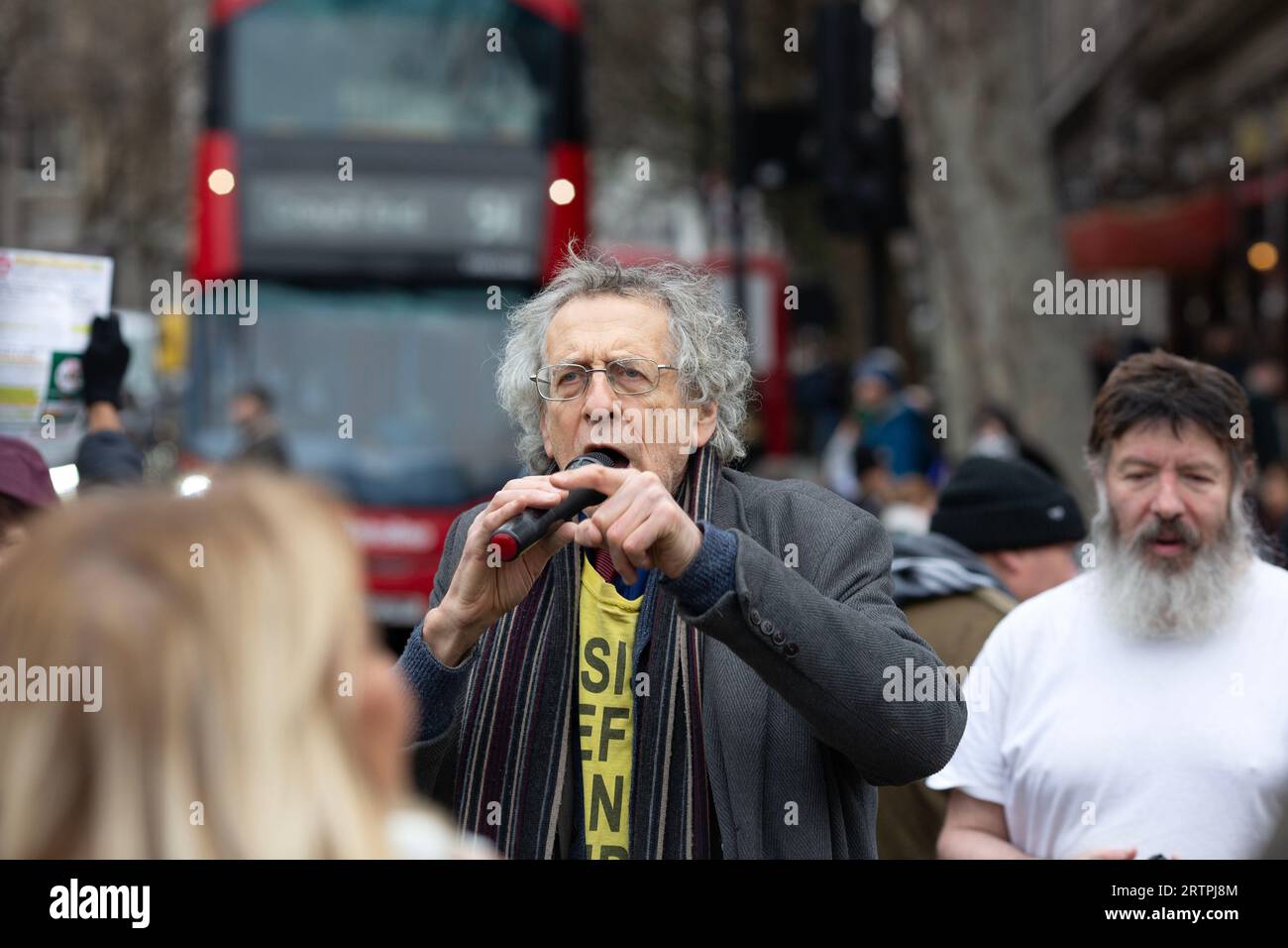 Piers Corbyn, fratello dell'ex leader del Partito Laburista Jeremy Corbyn, si rivolge alla folla durante una protesta contro l'espansione della ULEZ a Londra. Foto Stock