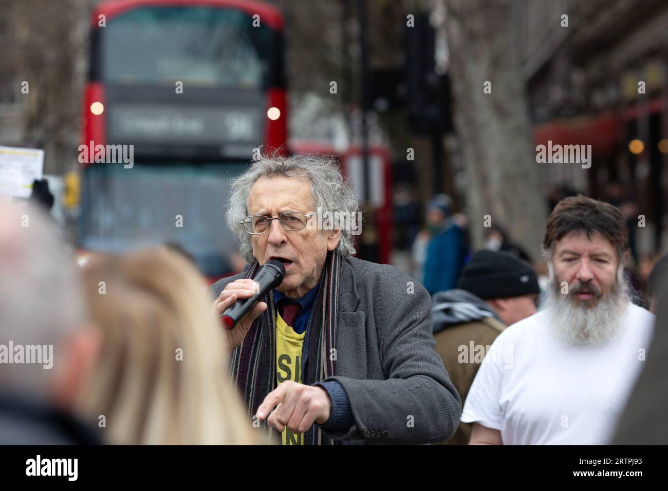 Piers Corbyn, fratello dell'ex leader del Partito Laburista Jeremy Corbyn, si rivolge alla folla durante una protesta contro l'espansione della ULEZ a Londra. Foto Stock