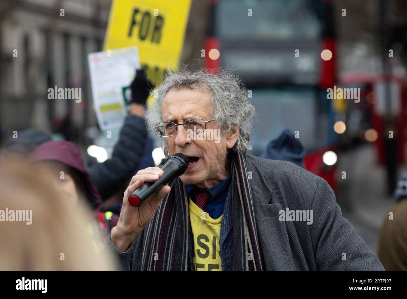 Piers Corbyn, fratello dell'ex leader del Partito Laburista Jeremy Corbyn, si rivolge alla folla durante una protesta contro l'espansione della ULEZ a Londra. Foto Stock