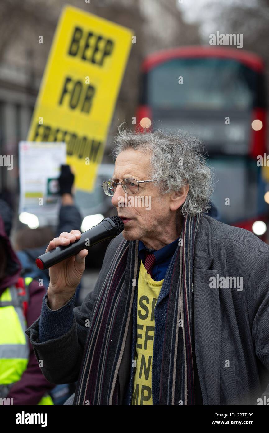 Piers Corbyn, fratello dell'ex leader del Partito Laburista Jeremy Corbyn, si rivolge alla folla durante una protesta contro l'espansione della ULEZ a Londra. Foto Stock