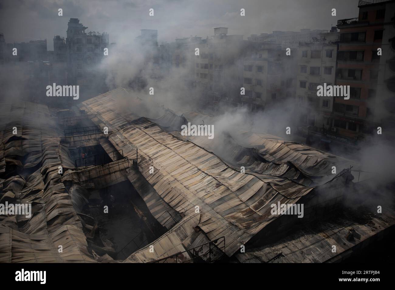 Dhaka, Bangladesh. 14 settembre 2023. Un incendio scoppiato al mercato Mohammadpur Krishi a Dacca. Un enorme incendio ha spaccato i negozi nel mercato Mohammadpur Krishi di Dacca, il personale di emergenza dell'esercito, della Marina, del battaglione di azione rapida, della polizia del Bangladesh e della Guardia di frontiera del Bangladesh ha Unito le forze con 17 unità dei vigili del fuoco e della difesa civile per contribuire all'esplosione dell'incendio. (Foto di Sazzad Hossain/SOPA Images/Sipa USA) credito: SIPA USA/Alamy Live News Foto Stock