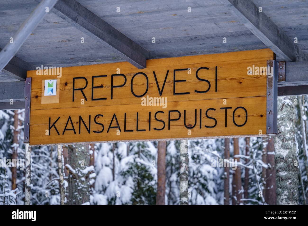 Cartello sopra l'ingresso al Parco Nazionale Repovesi in inverno. Kouvola, Finlandia. 6 marzo 2023. Foto Stock