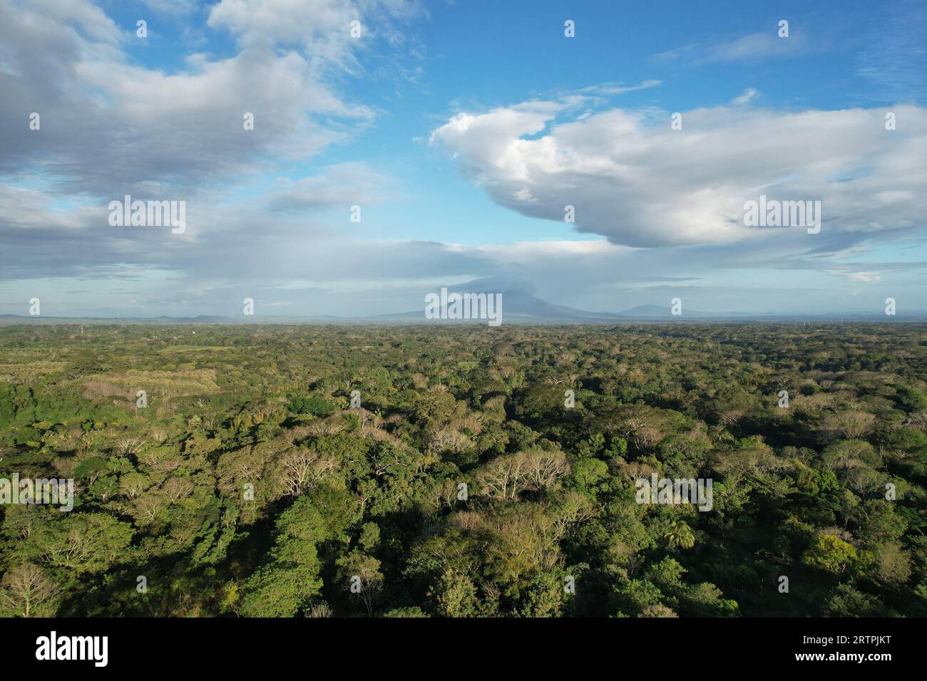 Paesaggio tropicale dell'america centrale con vista aerea del vulcano con droni Foto Stock