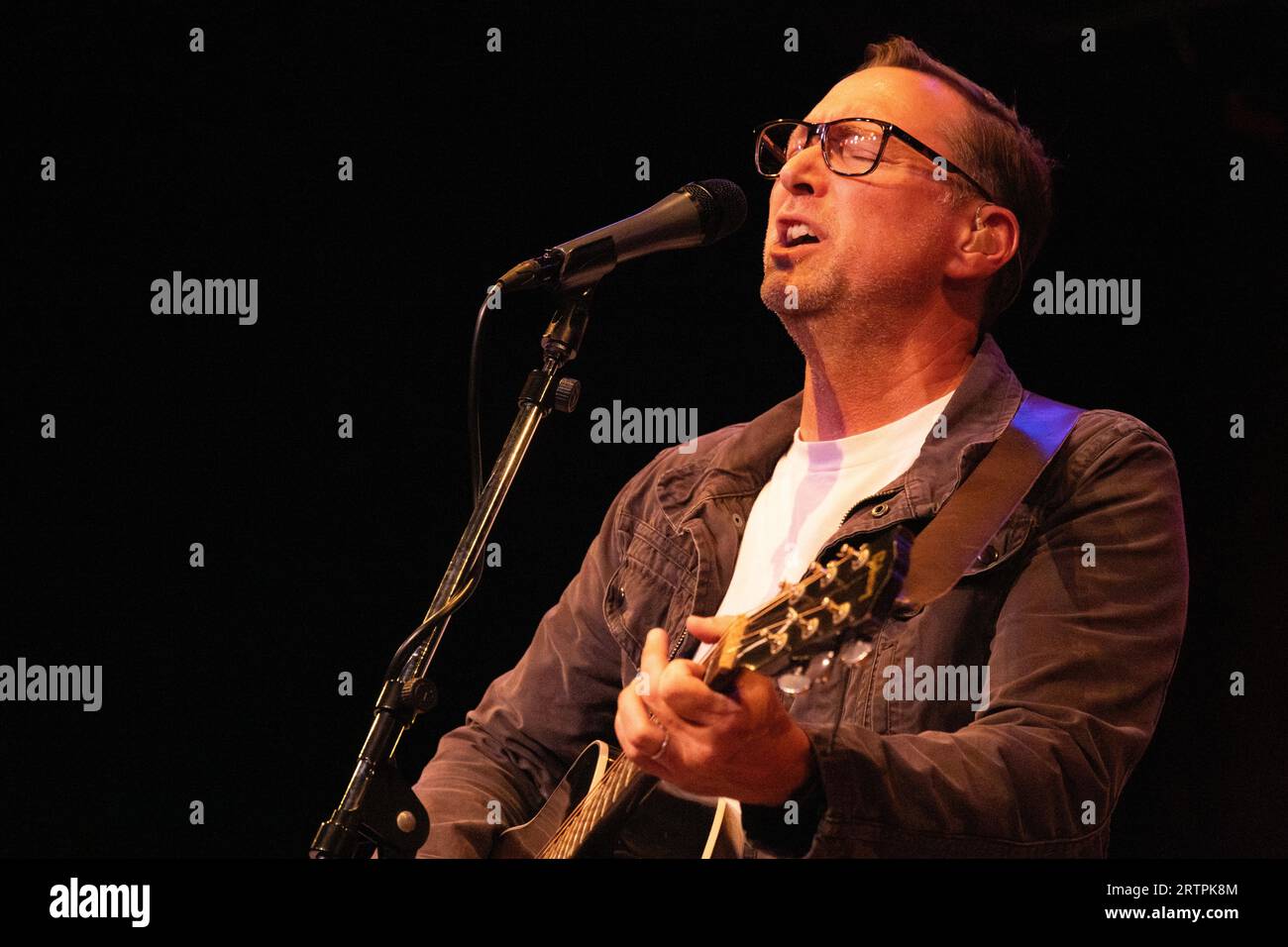 Michael Johnston, cantante dei Smalltown Poets, si esibisce dal vivo per Eddie Owen Presents al Red Clay Music Foundry di Duluth, Georgia. (USA) Foto Stock