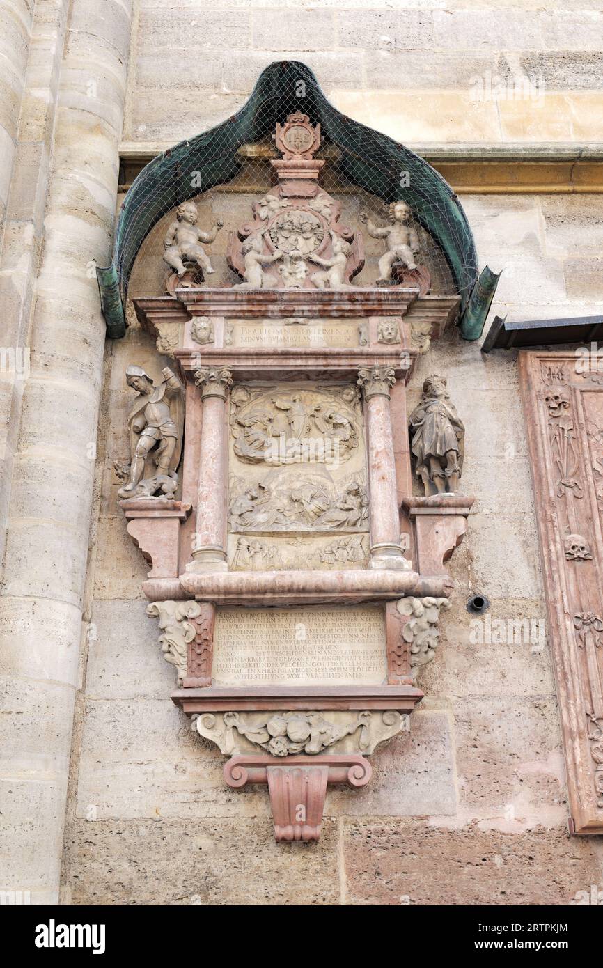 Vienna, Austria. Antiche lapidi votive poste sulla facciata principale della cattedrale di Stephansplatz. 2023-08-02. Foto Stock