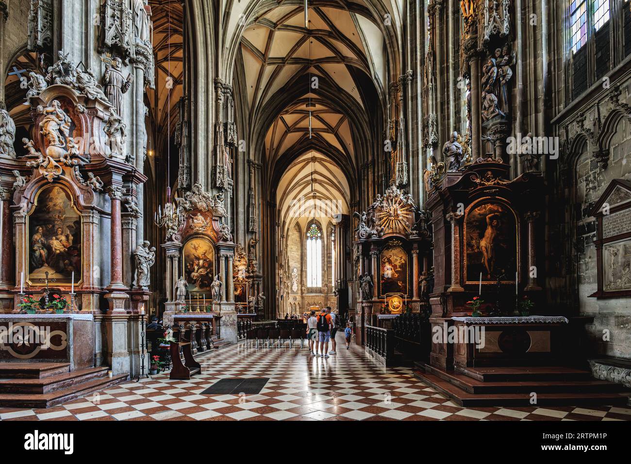 Vienna, Austria. Vista generale della navata laterale destra della Cattedrale di Santo Stefano con alcuni turisti che la visitano. 2023-08-02. Foto Stock