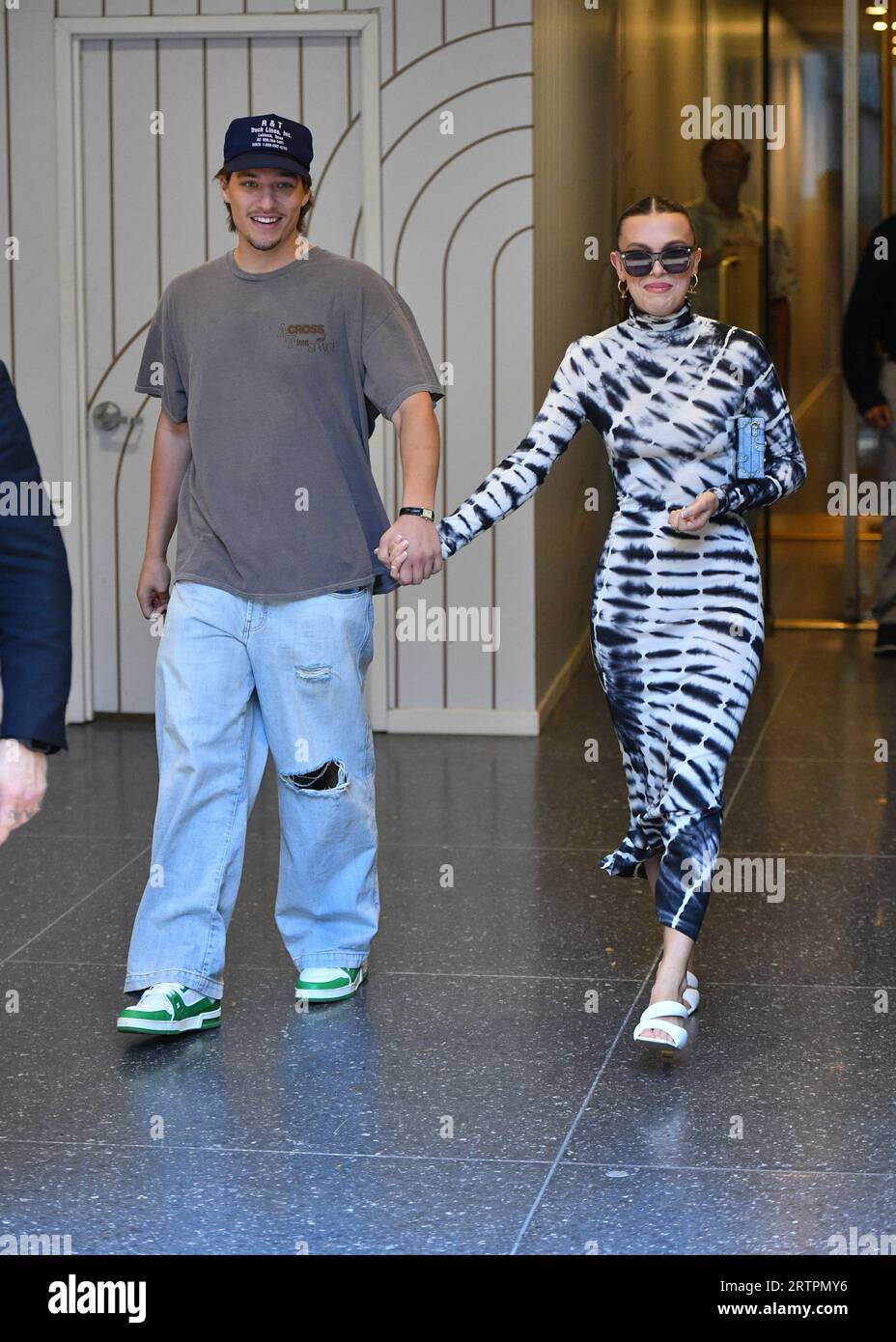 Jake Bongiovi e Millie Bobby Brown lasciano la NBC Studios il 14 settembre 2023 a New York. Foto Stock