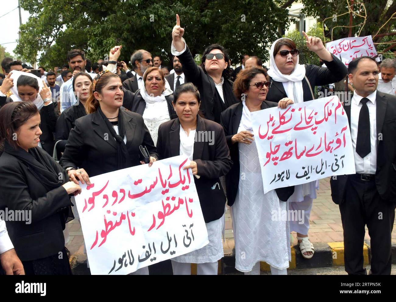 I membri dell'Insaf Lawyer Forum (ILF) stanno organizzando una manifestazione di protesta per aver chiesto le elezioni generali dopo lo scioglimento dell'Assemblea nazionale, fuori dall'Assemblea del Punjab a Lahore giovedì 14 settembre 2023. Foto Stock