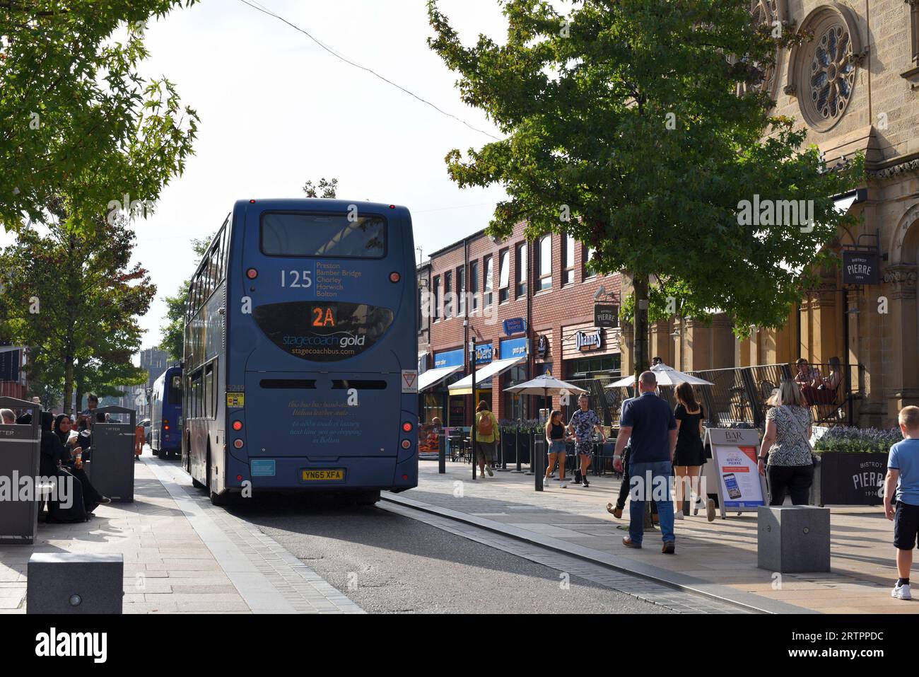 Fishergate nel centro di Preston con autobus. Foto Stock