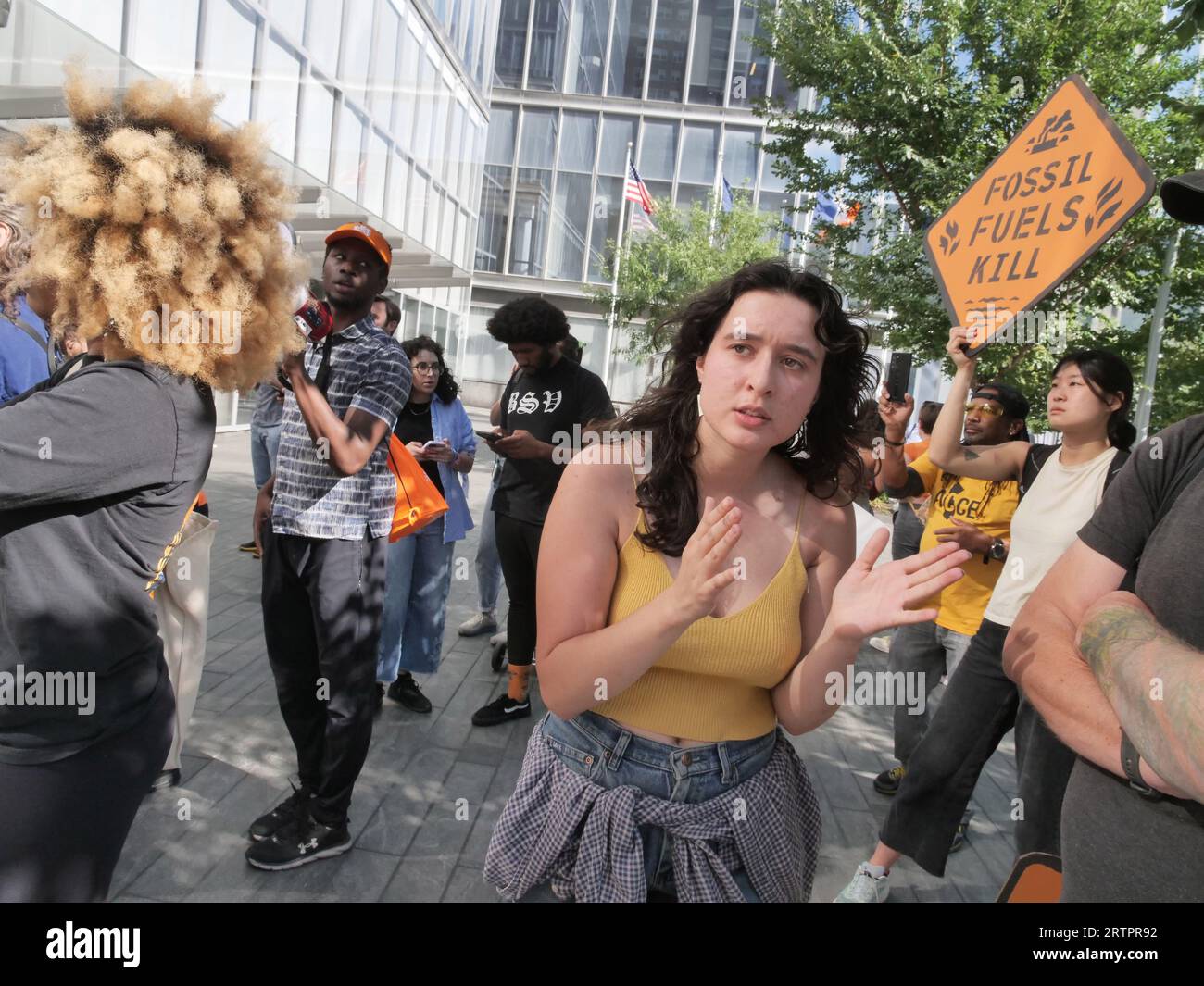 New York, New York, USA. 14 settembre 2023. Più manifestanti sono stati arrestati durante una manifestazione sul clima presso la sede di New York di Citi a Tribeca secondo il NYPD. Dozzine bloccarono gli ingressi ai giganti bancari che costruivano su Greenwich St. Nel tentativo di impedire alla banca di investire in combustibili fossili. Con striscioni e insegne bloccarono i dipendenti della Citi di entrare nei loro uffici per circa un'ora, finché la polizia dopo averli avvertiti di disperdersi e iniziare a fare arresti. (Immagine di credito: © Milo Hess/ZUMA Press Wire) SOLO USO EDITORIALE! Non per USO commerciale! Foto Stock