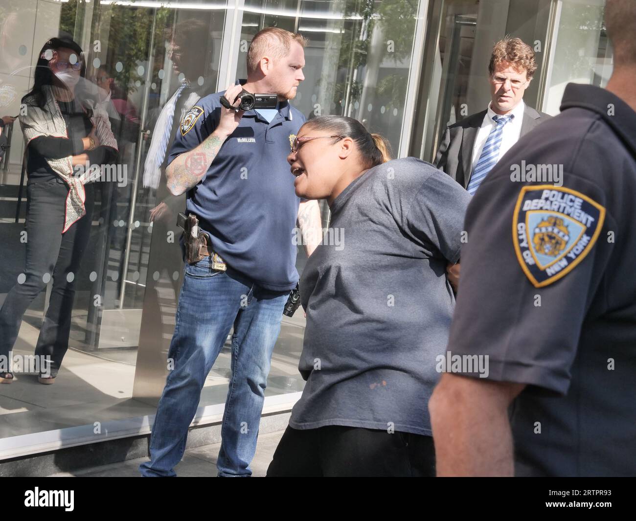 New York, New York, USA. 14 settembre 2023. Più manifestanti sono stati arrestati durante una manifestazione sul clima presso la sede di New York di Citi a Tribeca secondo il NYPD. Dozzine bloccarono gli ingressi ai giganti bancari che costruivano su Greenwich St. Nel tentativo di impedire alla banca di investire in combustibili fossili. Con striscioni e insegne bloccarono i dipendenti della Citi di entrare nei loro uffici per circa un'ora, finché la polizia dopo averli avvertiti di disperdersi e iniziare a fare arresti. (Immagine di credito: © Milo Hess/ZUMA Press Wire) SOLO USO EDITORIALE! Non per USO commerciale! Foto Stock