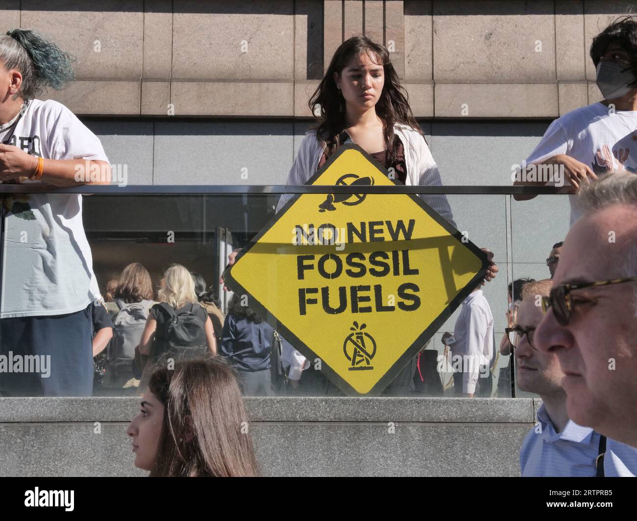 New York, New York, USA. 14 settembre 2023. Più manifestanti sono stati arrestati durante una manifestazione sul clima presso la sede di New York di Citi a Tribeca secondo il NYPD. Dozzine bloccarono gli ingressi ai giganti bancari che costruivano su Greenwich St. Nel tentativo di impedire alla banca di investire in combustibili fossili. Con striscioni e insegne bloccarono i dipendenti della Citi di entrare nei loro uffici per circa un'ora, finché la polizia dopo averli avvertiti di disperdersi e iniziare a fare arresti. (Immagine di credito: © Milo Hess/ZUMA Press Wire) SOLO USO EDITORIALE! Non per USO commerciale! Foto Stock