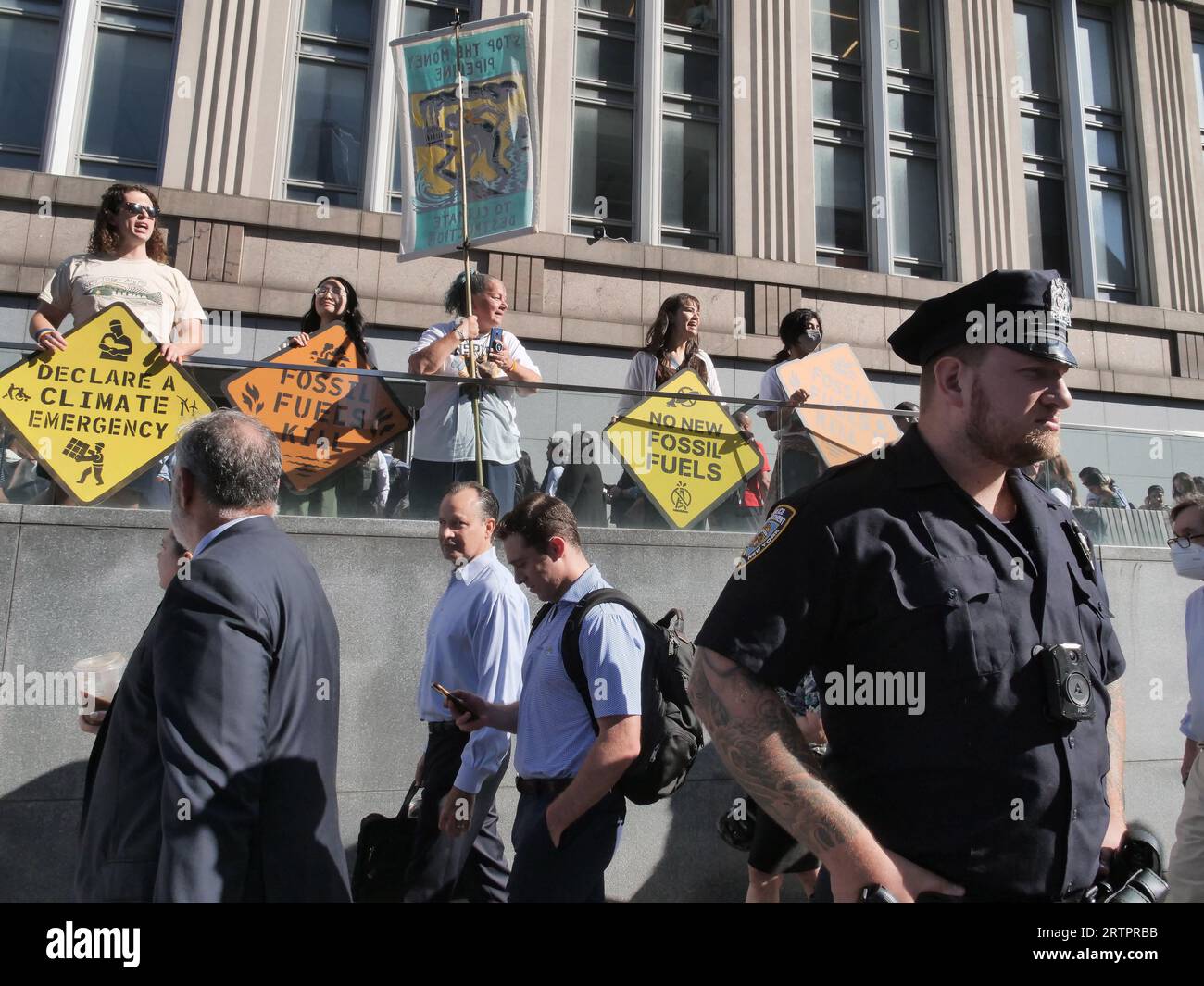 New York, New York, USA. 14 settembre 2023. Più manifestanti sono stati arrestati durante una manifestazione sul clima presso la sede di New York di Citi a Tribeca secondo il NYPD. Dozzine bloccarono gli ingressi ai giganti bancari che costruivano su Greenwich St. Nel tentativo di impedire alla banca di investire in combustibili fossili. Con striscioni e insegne bloccarono i dipendenti della Citi di entrare nei loro uffici per circa un'ora, finché la polizia dopo averli avvertiti di disperdersi e iniziare a fare arresti. (Immagine di credito: © Milo Hess/ZUMA Press Wire) SOLO USO EDITORIALE! Non per USO commerciale! Foto Stock