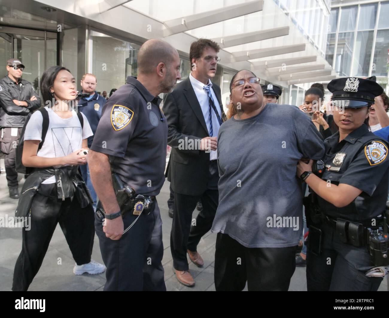 New York, New York, USA. 14 settembre 2023. Più manifestanti sono stati arrestati durante una manifestazione sul clima presso la sede di New York di Citi a Tribeca secondo il NYPD. Dozzine bloccarono gli ingressi ai giganti bancari che costruivano su Greenwich St. Nel tentativo di impedire alla banca di investire in combustibili fossili. Con striscioni e insegne bloccarono i dipendenti della Citi di entrare nei loro uffici per circa un'ora, finché la polizia dopo averli avvertiti di disperdersi e iniziare a fare arresti. (Immagine di credito: © Milo Hess/ZUMA Press Wire) SOLO USO EDITORIALE! Non per USO commerciale! Foto Stock