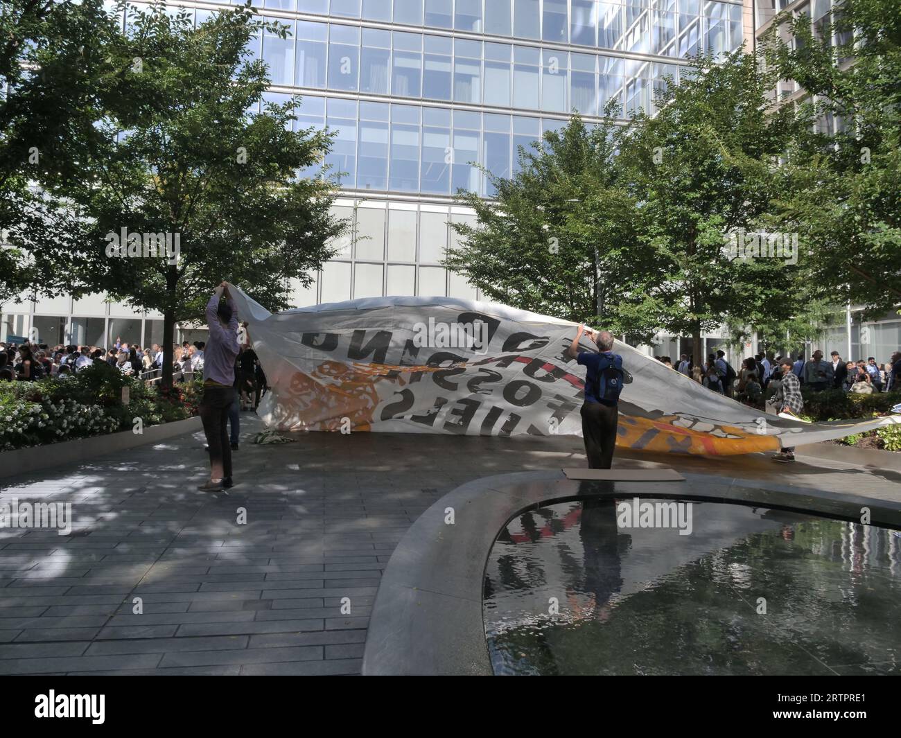 New York, New York, USA. 14 settembre 2023. Più manifestanti sono stati arrestati durante una manifestazione sul clima presso la sede di New York di Citi a Tribeca secondo il NYPD. Dozzine bloccarono gli ingressi ai giganti bancari che costruivano su Greenwich St. Nel tentativo di impedire alla banca di investire in combustibili fossili. Con striscioni e insegne bloccarono i dipendenti della Citi di entrare nei loro uffici per circa un'ora, finché la polizia dopo averli avvertiti di disperdersi e iniziare a fare arresti. (Immagine di credito: © Milo Hess/ZUMA Press Wire) SOLO USO EDITORIALE! Non per USO commerciale! Foto Stock