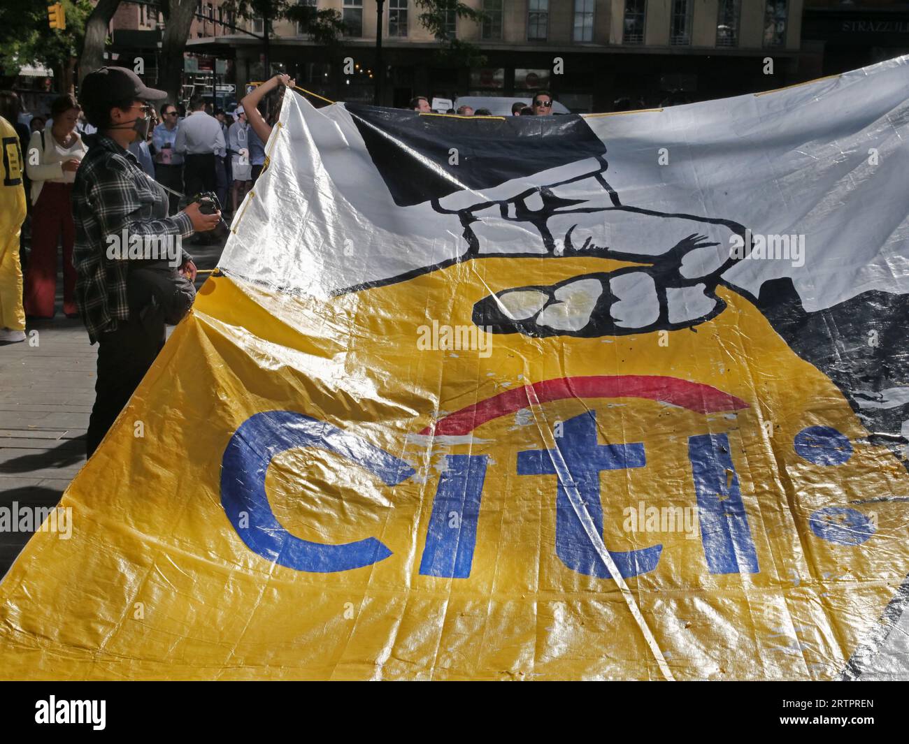 New York, New York, USA. 14 settembre 2023. Più manifestanti sono stati arrestati durante una manifestazione sul clima presso la sede di New York di Citi a Tribeca secondo il NYPD. Dozzine bloccarono gli ingressi ai giganti bancari che costruivano su Greenwich St. Nel tentativo di impedire alla banca di investire in combustibili fossili. Con striscioni e insegne bloccarono i dipendenti della Citi di entrare nei loro uffici per circa un'ora, finché la polizia dopo averli avvertiti di disperdersi e iniziare a fare arresti. (Immagine di credito: © Milo Hess/ZUMA Press Wire) SOLO USO EDITORIALE! Non per USO commerciale! Foto Stock