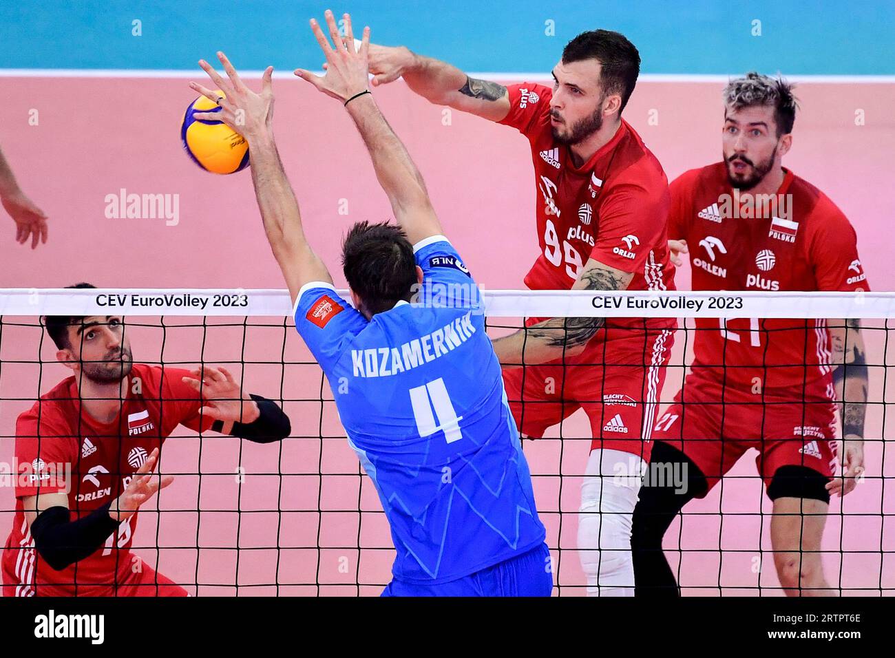 Roma, Italia. 14 settembre 2023. Jan Kozamernik della Slovenia e Norbert Huber della Polonia durante la semifinale CEV EuroVolley Men 2023 tra Polonia e Slovenia al Palazzetto dello Sport di Roma, 14 settembre 2023. Crediti: Insidefoto di andrea staccioli/Alamy Live News Foto Stock