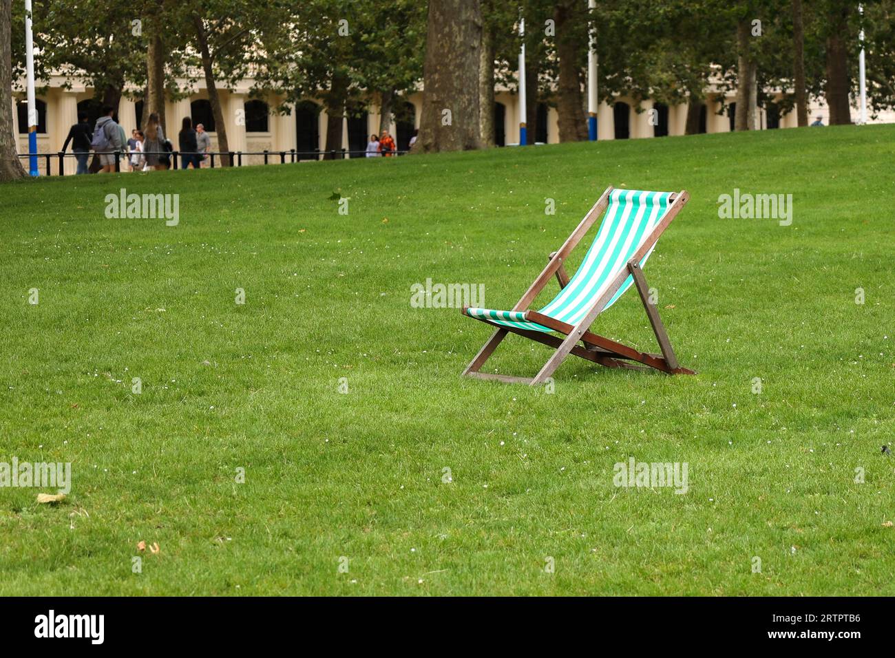 Una sedia solitaria in un parco di Londra Foto Stock