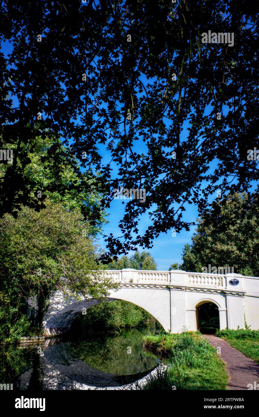 Il Grove Bridge sul Grand Union Canal, Watford, Hertfordshire, Inghilterra, Regno Unito Foto Stock