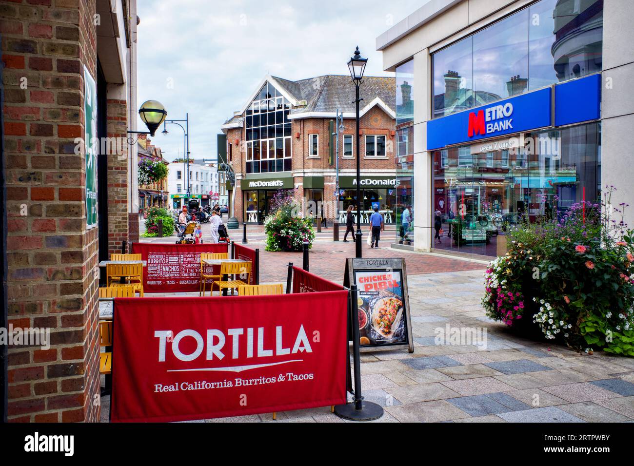 Metro Bank Corner of the High Street & Queens Road, Watford, Hertfordshire, Inghilterra, Regno Unito Foto Stock