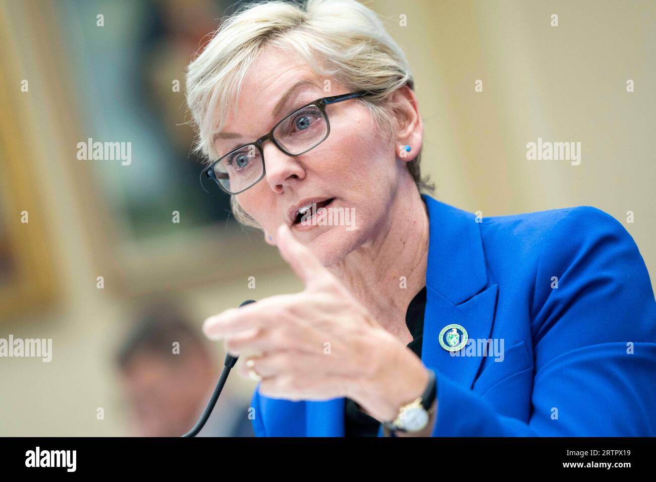 Washington, Stati Uniti. 14 settembre 2023. Il segretario all'energia Jennifer Granholm parla durante un'audizione della House Committee on Science, Space, and Technology sul focus del Dipartimento dell'energia sulla scienza e la tecnologia nel Rayburn House Office Building di Washington DC giovedì 14 settembre 2023. Di recente, durante un viaggio di quattro giorni su strada per veicoli elettrici (EV), Granholm è stato incendiato quando un membro del personale ha guidato davanti alla roulotte e salvato un posto presso una stazione di ricarica EV locale utilizzando un veicolo non elettrico. Foto di Bonnie Cash/UPI credito: UPI/Alamy Live News Foto Stock