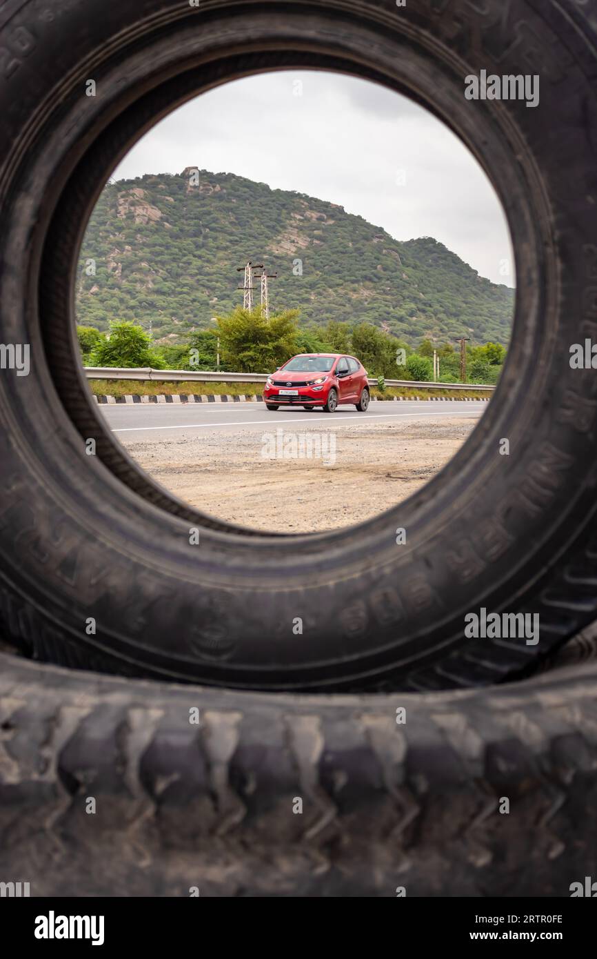 L'auto rossa che passa sulle autostrade nazionali al mattino da un'immagine percettiva unica viene scattata ad ajmer rajasthan india il 19 agosto 2023. Foto Stock