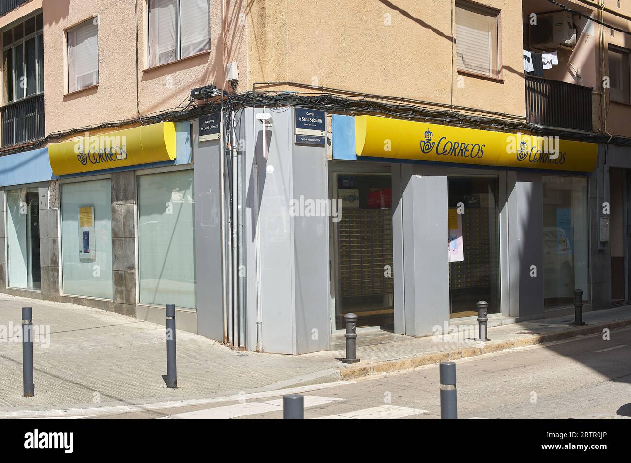 Viladecans, Spagna - 14 settembre 2023: Ufficio postale per l'invio di lettere postali della società statale spagnola Correos y Telegrafos, situata nel Foto Stock