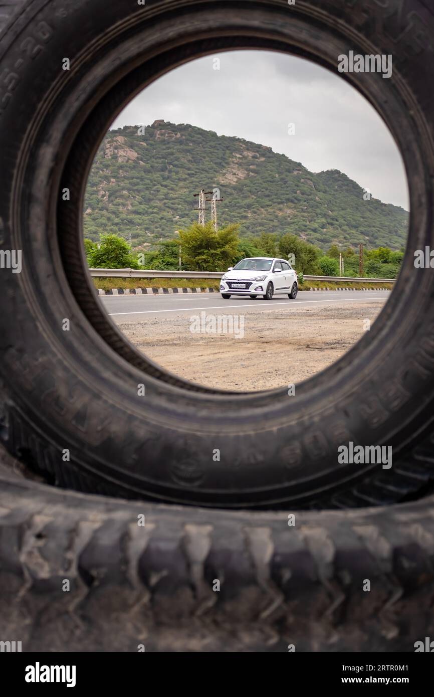 Auto bianca che passa sulle autostrade nazionali al mattino da un'immagine percettiva unica viene scattata ad ajmer rajasthan india il 19 agosto 2023. Foto Stock