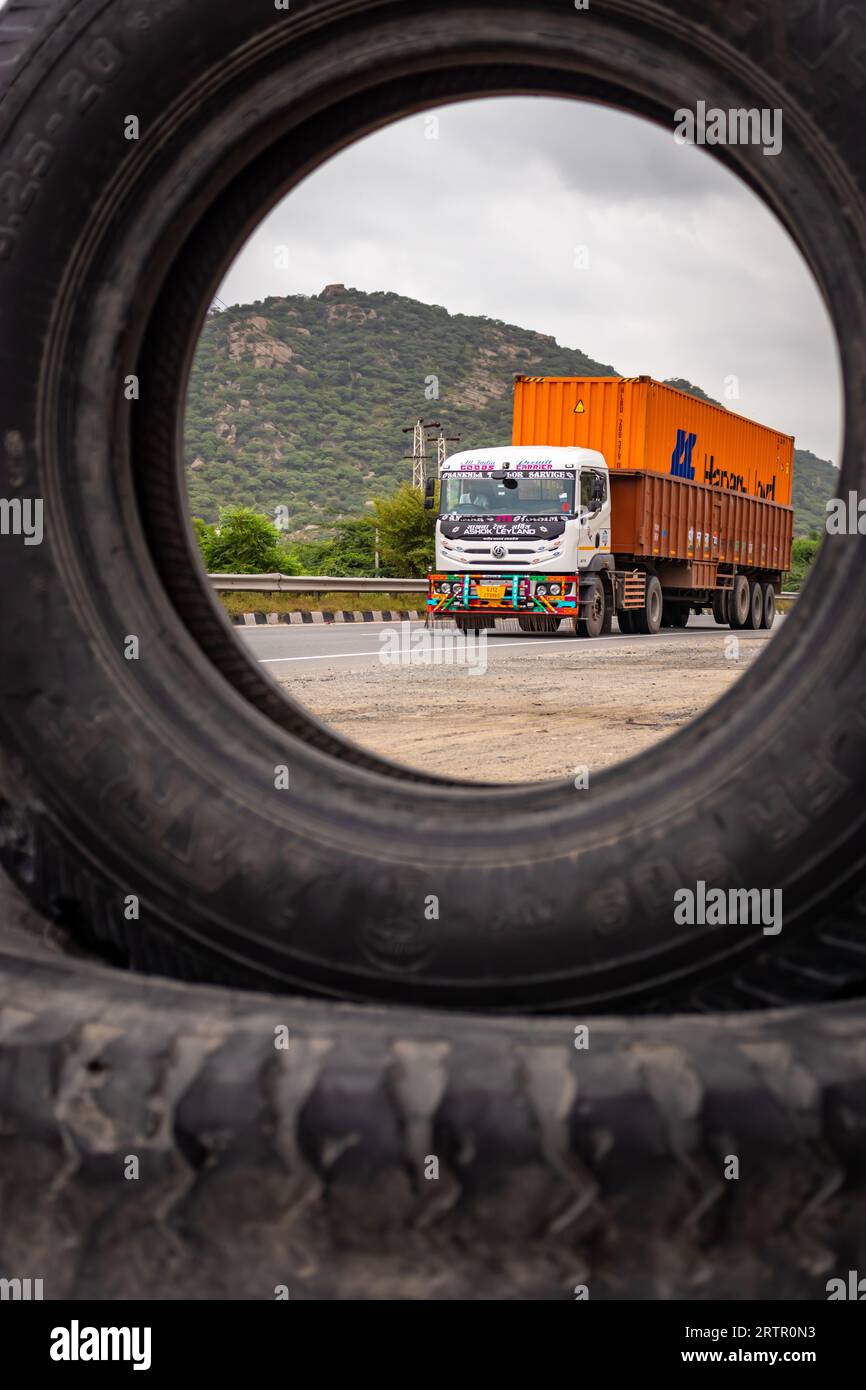 Il 19 agosto 2023, presso ajmer rajasthan india, viene scattato un camion che passa sulle autostrade nazionali di mattina da un'immagine percettiva unica. Foto Stock