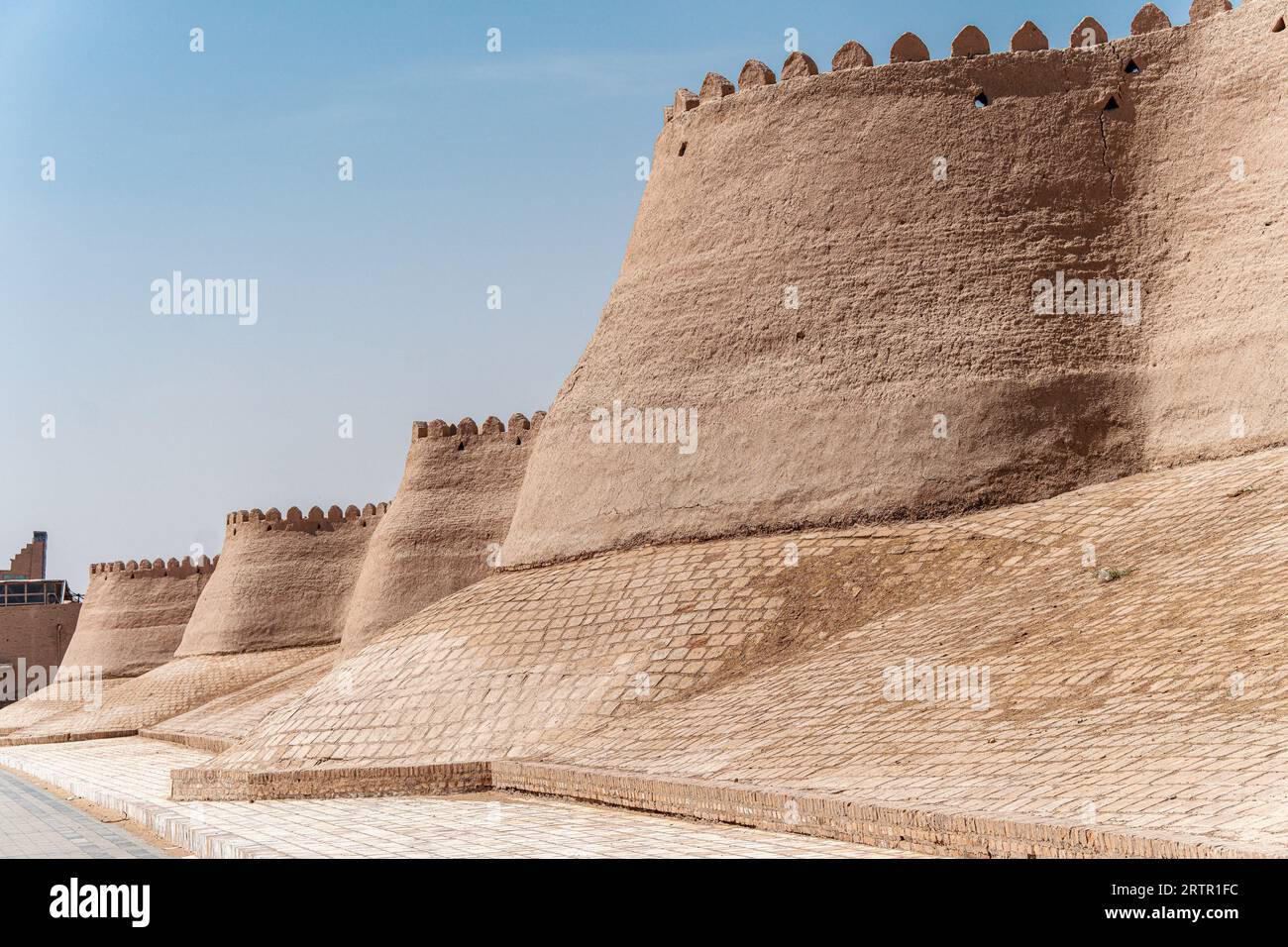 Antiche mura della città medievale di Khiva, Uzbekistan Foto Stock