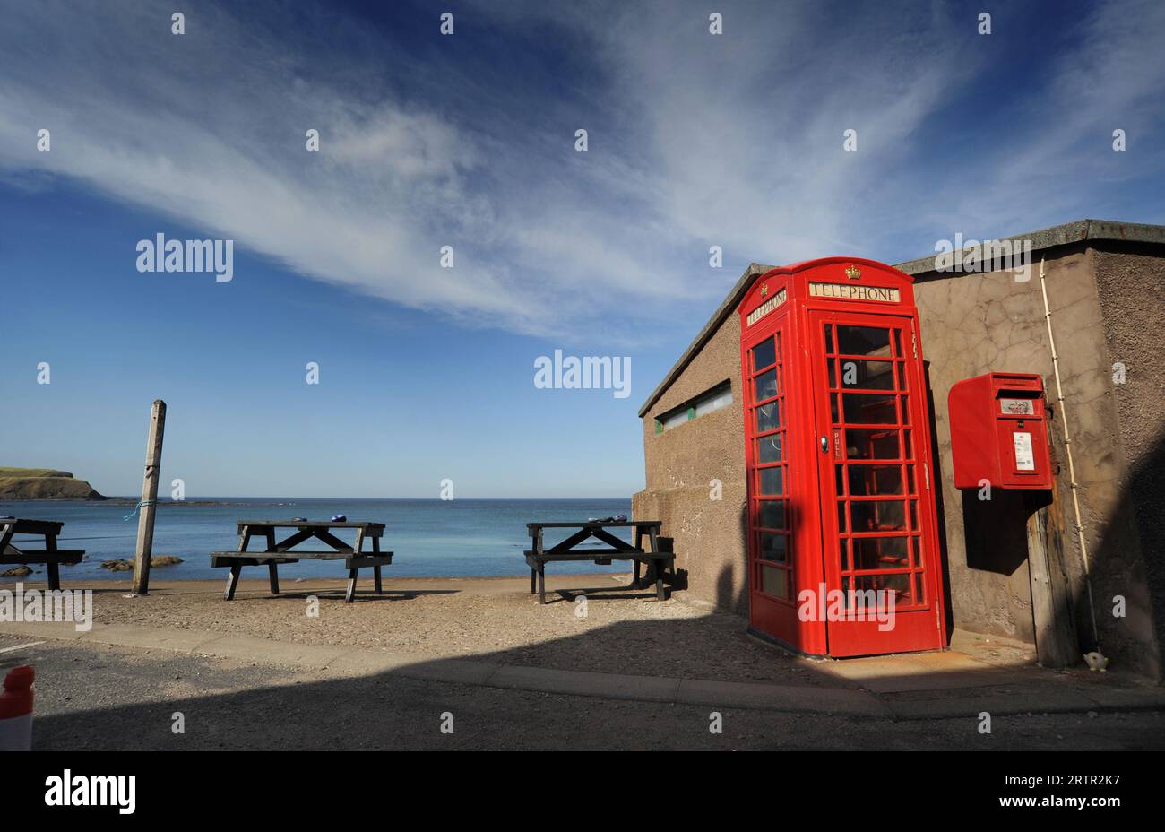 LA FAMOSA CABINA TELEFONICA ROSSA NEL VILLAGGIO COSTIERO DI PENNAN NELL'ABERDEENSHIRE IN SCOZIA, FAMOSA PER LA LOCATION DEL FILM "LOCAL HERO" Foto Stock