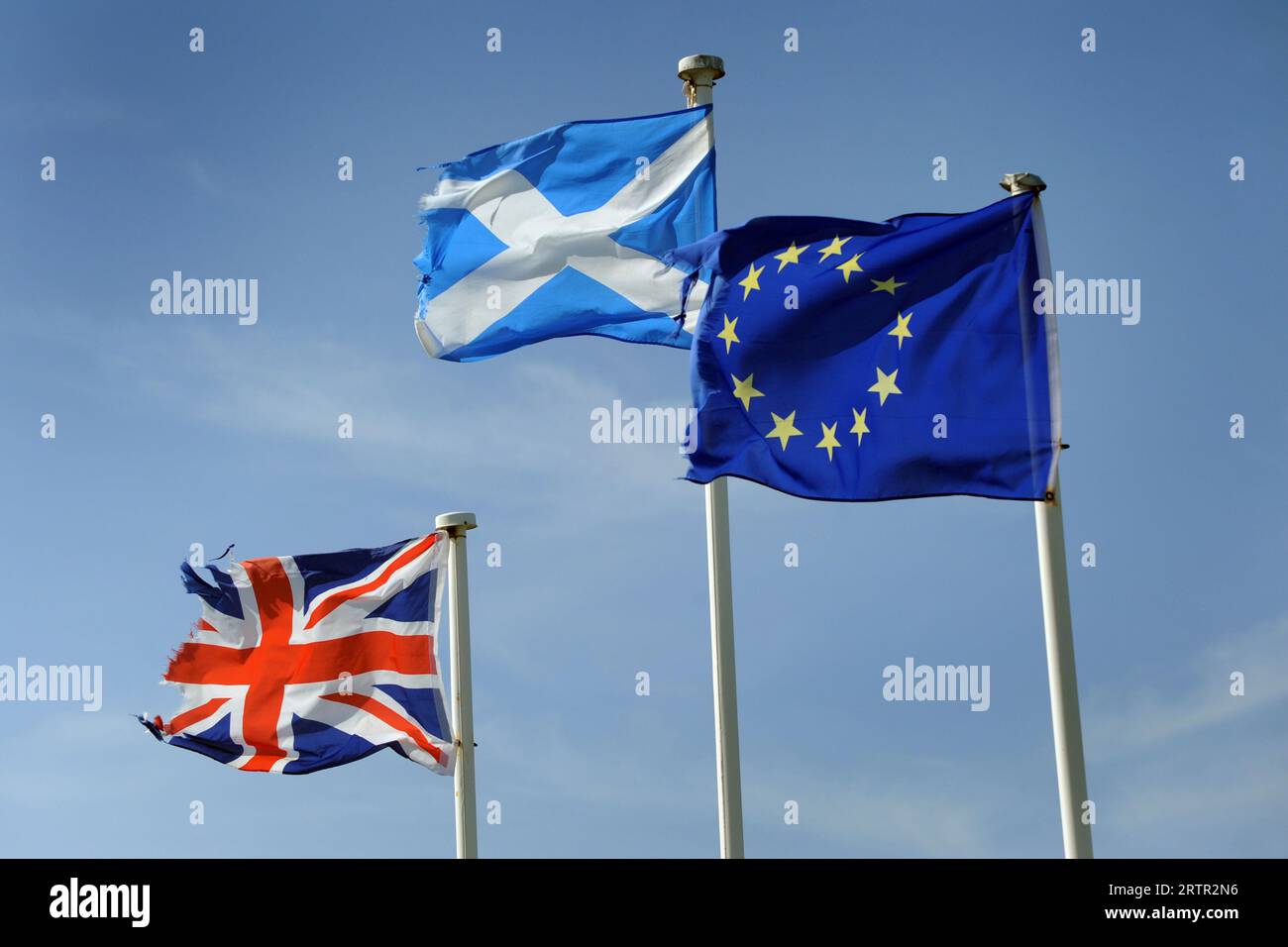 UNION JACK SCOTLAND E EUROPEAN UNION FLAG ON FLAGPOLE WITH BLUE SKY RE BREXIT THE UNION FLAGS PATRIOT PATRIOTIC UK Foto Stock